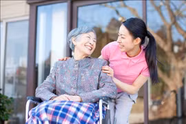 Có nên để cha mẹ sống tuổi già trong viện dưỡng lão?