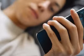 Làm thế nào để bỏ thói quen mở điện thoại ngay sau khi thức dậy?
