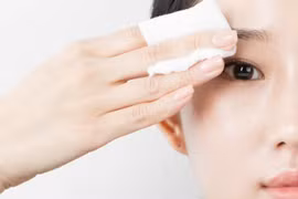 Cách vệ sinh mắt đúng cách sau trang điểm