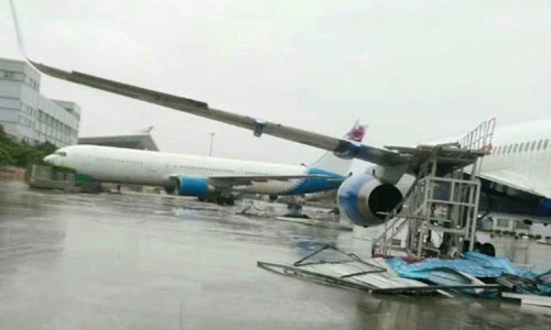 Cận cảnh siêu bão Meranti thổi dạt máy bay Boeing tại TQ