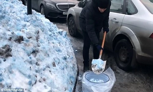 Bí ẩn hiện tượng tuyết xanh kỳ bí ở St Petersburg 