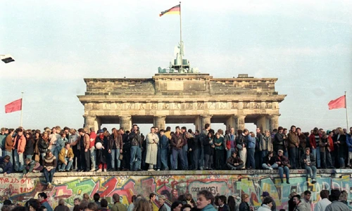 Ảnh lần đầu công bố: Khi bức tường Berlin sụp đổ
