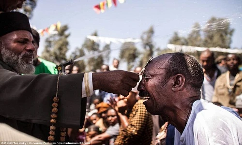 Tận mắt chứng kiến buổi lễ trừ tà cực lạ lùng ở Ethiopia 