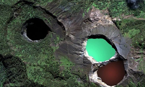Bí ẩn hồ nước "ma quái" đổi màu khó tin ở Indonesia 