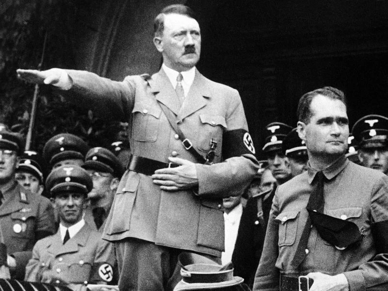 Hé lộ màn "cầu hòa" cực sốc của Phó tướng Hitler