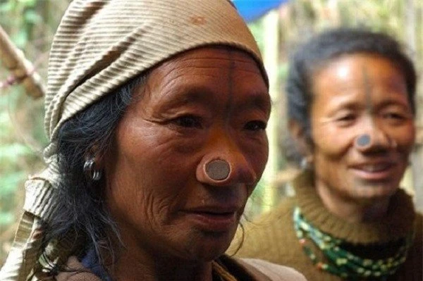Kỳ dị bộ tộc phụ nữ có "mũi quỷ" mới dễ lấy chồng