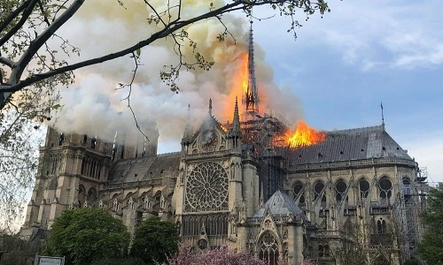 Kinh hoàng những tiên tri về vụ cháy nhà thờ Đức Bà Paris