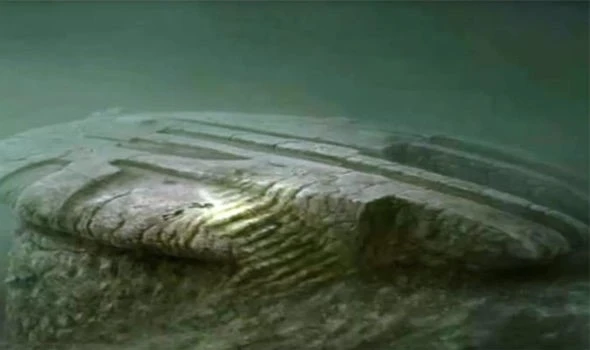 Bí ẩn vật thể dị thường nghi UFO ẩn náu dưới đáy biển 