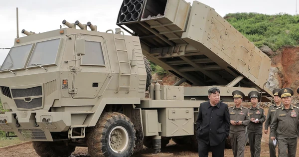 [GALLERY] Triều Tiên ra mắt pháo phản lực đa năng giống HIMARS của Mỹ