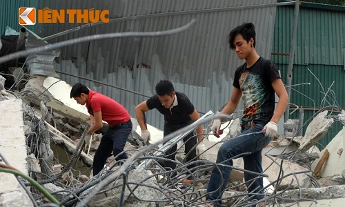 Ảnh: Người dân “thầu” bãi đồng nát khổng lồ trên vỉa hè Hà Nội