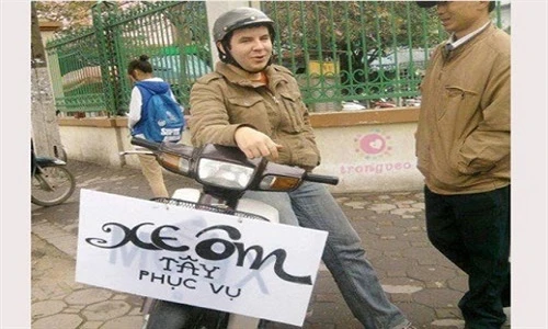 Ảnh hài hước không tưởng với cách quảng cáo xe ôm