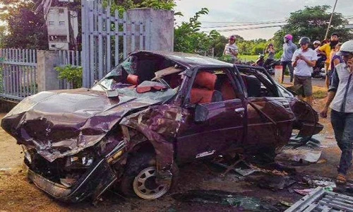 Ảnh: Hiện trường ôtô đâm sập cổng nhà, 6 người nguy kịch ở Đắk Lắk