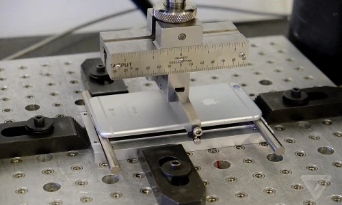 Tận mắt xem chính Apple “tra tấn” iPhone 6