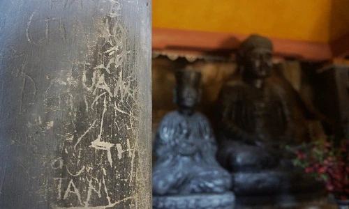 Ảnh: Ngôi chùa “đẹp thứ nhì trời Nam” bị vẽ bẩn chi chít