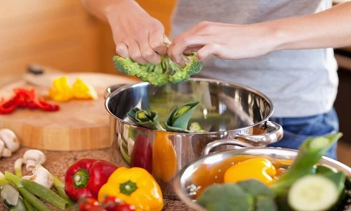 Mẹo nhỏ ngăn nhiễm độc từ... xoong, nồi