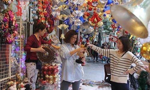 Tiểu thương Hà Nội tất bật bung hàng Giáng sinh