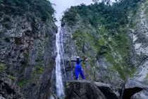 Thác Hùng Ngàn hoang sơ ẩn mình giữa rừng Quảng Ngãi, hút khách mê trekking