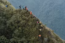 Theo dấu mây trời, chinh phục chuỗi đỉnh núi khắc nghiệt ở Bình Lư