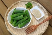 Mẹo nhỏ luộc đậu bắp giòn ngon, xanh mướt, không lo nhớt