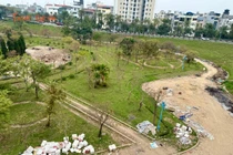 Vườn hoa Nhật Tân rác thải ngổn ngang, nhiều khu vực bị chiếm dụng