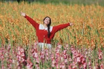 Lỡ mùa Tết, cánh đồng hoa lay ơn bên đèo Mimosa bất ngờ thành điểm sống ảo