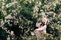 Những bông hoa mang vẻ đẹp nhẹ nhàng, rất phù hợp để tạo nên những khung hình nghệ thuật. Dưới ánh sáng dịu buổi sáng sớm hoặc khi sương vẫn còn lãng đãng, sắc trắng của hoa càng thêm thơ mộng. Chỉ cần đứng giữa vườn hoa, du khách đã có bức ảnh gợi lên cảm giác thanh bình, khác hẳn vẻ náo nhiệt ở trung tâm thành phố. Ảnh Bánh gạo