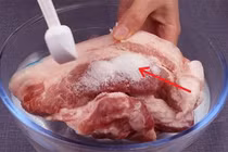 Đừng vội ngâm nước, thử ngay cách rã đông thịt bằng đường cực hiệu quả