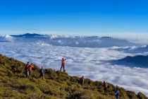 Với người mới hoặc nhóm ít kinh nghiệm, hình thức đi cùng porter địa phương hoặc tour trọn gói được xem là an toàn hơn. Tour porter giúp giảm gánh nặng hậu cần với mức chi phí vừa phải, trong khi tour trọn gói phù hợp cho người lần đầu leo núi nhờ lịch trình khép kín, có đội ngũ dẫn đường và phương án xử lý sự cố.