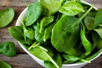 Không chỉ bổ dưỡng, rau chân vịt giúp nuôi tóc khỏe, giảm rụng rõ rệt