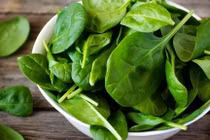 Không chỉ bổ dưỡng, rau chân vịt giúp nuôi tóc khỏe, giảm rụng rõ rệt