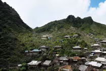 Với khoảng 34 hộ dân sinh sống chủ yếu là người Dao, bản Cà Lò mang đến cảm giác bình yên, tách biệt hoàn toàn khỏi nhịp sống ồn ào nơi phố thị, mở ra một hành trình khám phá miền núi biên giới đầy thú vị cho những du khách yêu thiên nhiên và văn hóa bản địa. Ảnh Fanpage Cao Bằng Hóng