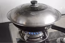 Nắp nồi bẩn hóa sạch bóng nhờ chiêu úp ngược đơn giản 