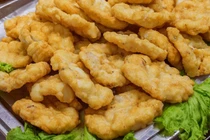 Du khách được tặng bia, chả mực khi đến Quảng Ninh du lịch