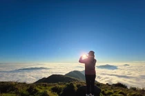 Sáng sớm là thời điểm không thể bỏ lỡ để săn “biển mây”. Những đám mây trắng bồng bềnh bao phủ lưng chừng núi, hòa cùng tia nắng đầu ngày, tạo nên một khung cảnh huy hoàng và rực rỡ. Ảnh Xuân Chờ