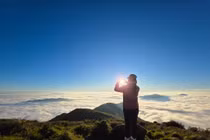 Sáng sớm là thời điểm không thể bỏ lỡ để săn “biển mây”. Những đám mây trắng bồng bềnh bao phủ lưng chừng núi, hòa cùng tia nắng đầu ngày, tạo nên một khung cảnh huy hoàng và rực rỡ. Ảnh Xuân Chờ