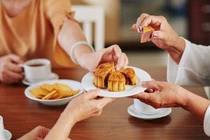 Thưởng thức bánh trung thu ngọt ngào, không còn nỗi sợ tăng cân