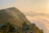 Cao nguyên xanh mướt ở Bắc Ninh hút du khách đến cắm trại