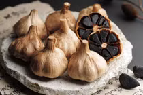 Ai nên hạn chế ăn tỏi đen để tránh gây hại sức khỏe?