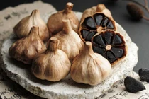 Ai nên hạn chế ăn tỏi đen để tránh gây hại sức khỏe?