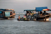 Một trong những nét đặc trưng tạo nên bản sắc riêng của chợ nổi Long Xuyên là “cây bẹo”. Trên mỗi ghe buôn, người bán treo lủng lẳng các mặt hàng mình kinh doanh lên một cây sào trước mũi ghe.