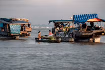 Một trong những nét đặc trưng tạo nên bản sắc riêng của chợ nổi Long Xuyên là “cây bẹo”. Trên mỗi ghe buôn, người bán treo lủng lẳng các mặt hàng mình kinh doanh lên một cây sào trước mũi ghe.