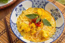 Theo người dân địa phương, bún kèn có nguồn gốc từ ẩm thực Campuchia. Cái tên được gọi chệch từ tiếng Khmer “ken”, dùng để chỉ các món nấu với nước cốt dừa và màu vàng của nghệ – linh hồn của món ăn. Ảnh MIA