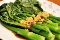 Rau cải bó xôi xốt thịt cua. Ảnh minh họa