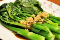 Rau cải bó xôi xốt thịt cua. Ảnh minh họa