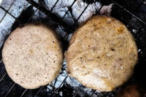 Đối với nhiều du khách, bánh tam giác mạch không chỉ là món ăn để thưởng thức cho biết. Nó là hương vị của núi rừng, là câu chuyện văn hóa được gói trong chiếc bánh thô mộc. Khi mang vài chiếc bánh về làm quà, nghĩa là bạn mang theo một phần ký ức Hà Giang – giản dị, ấm áp và đầy tình người. Ảnh dulichviet