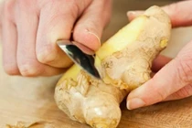 Ăn gừng nên gọt vỏ hay để nguyên?