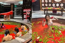 Trào lưu 'tắm lẩu' độc đáo hút du khách tại Trung Quốc