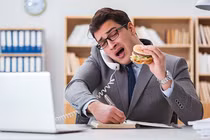 Thói quen ăn không tập trung khiến dạ dày 'khóc thét'