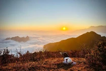 Theo bước trekker đón bình minh trên biển mây núi Muối