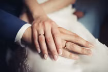 Nhẫn cưới tưởng bình thường, hóa ra là dấu hiệu phản bội chồng giấu kín